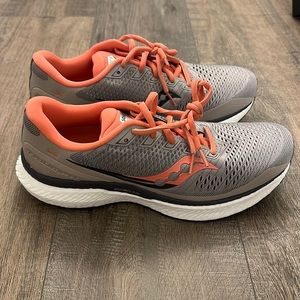 Saucony Triumph 18 Running Shoes in Coral/Grey